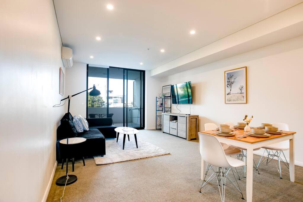 Hurstville温馨舒适公寓。走路1分钟到火车站，周围大型超市，大型商场，电影院，美食街环绕。 *