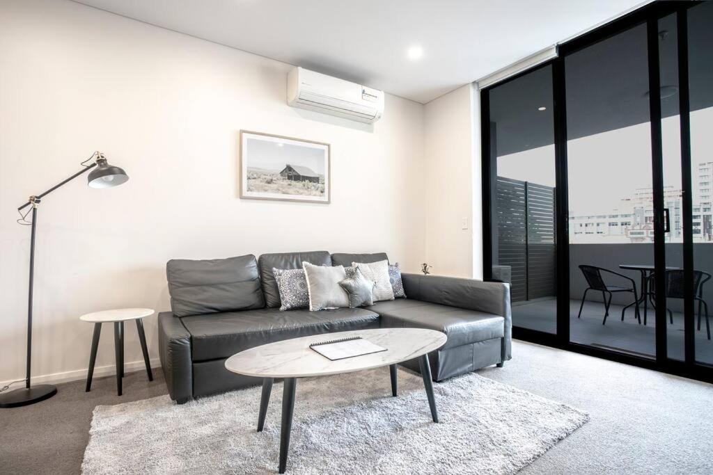 Hurstville温馨舒适公寓。走路1分钟到火车站，周围大型超市，大型商场，电影院，美食街环绕。 Apartment *
